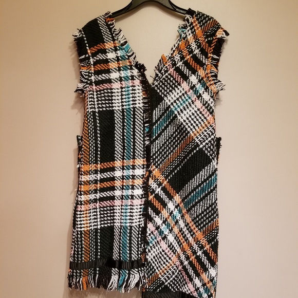 🆕️XS Plaid Asymmetrical sleeveless tunic top - Picture 3 of 6